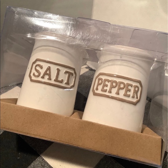 Farmhouse salt and pepper shakers set NEW - Picture 1 of 3